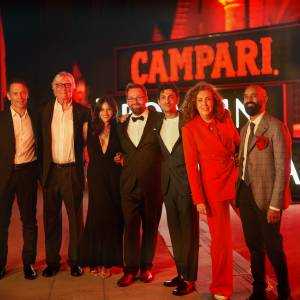 Campari Red Diaries 2021: Fellini Forward contributors walk the Campari Boat-In Cinema red carpet at the 78th Venice International Film Festival - La Biennale di Venezia – From left to right: Campari Group Head of Marketing, Jean-Jacques Dubau; Fellini Crew member Blasco Giurato; Actor Neva Leoni; Short Film Director, Maximilian Niemann; Actor Simone Coppo, Federico Fellini’s niece, Francesca Fabbri Fellini and Project Director, Marc D’Souza. 